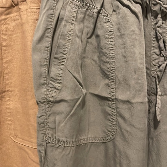 2 Joggers Green and Camel size Medium - Picture 7 of 12